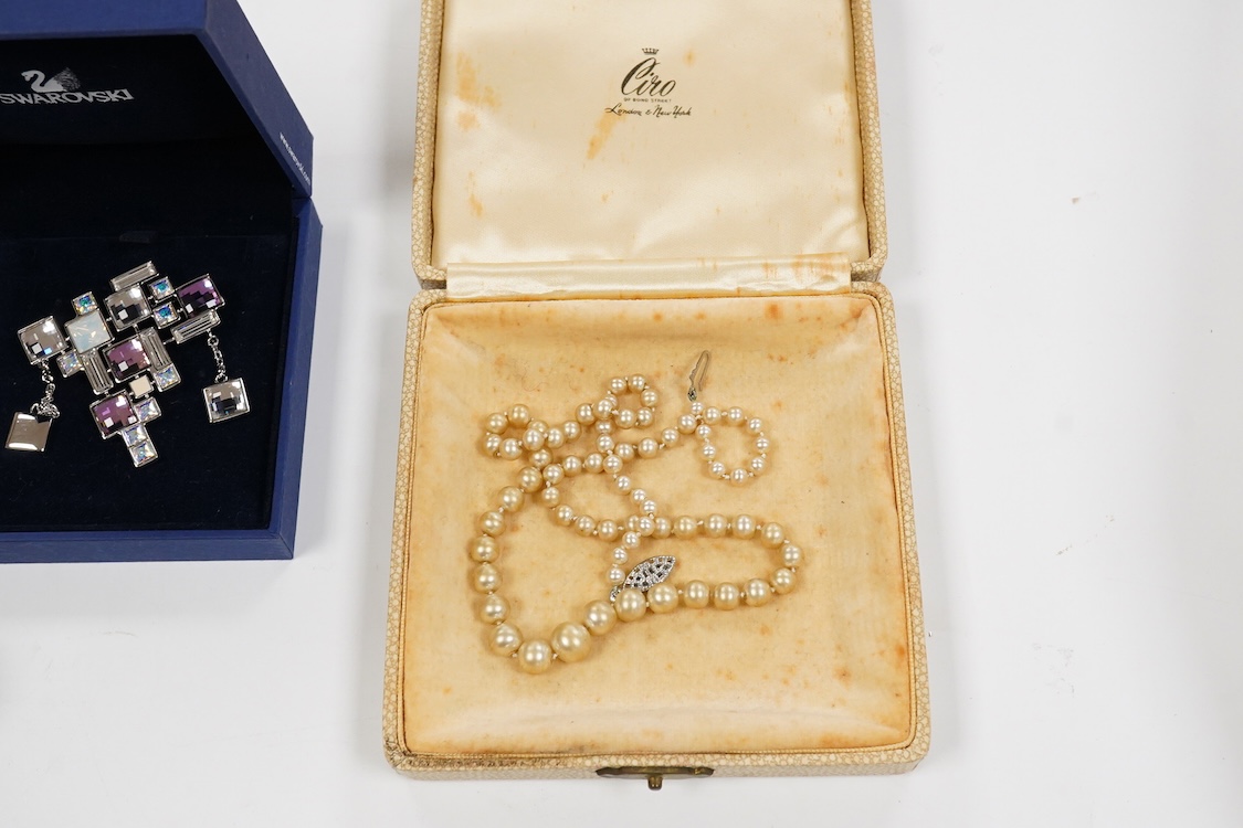 A collection of assorted jewellery including a stylish textured 925 necklace, 76cm and a similar bracelet, 18cm, a Portuguese white metal hinged bracelet, a white metal necklace with amberoid pendant, a white metal and g